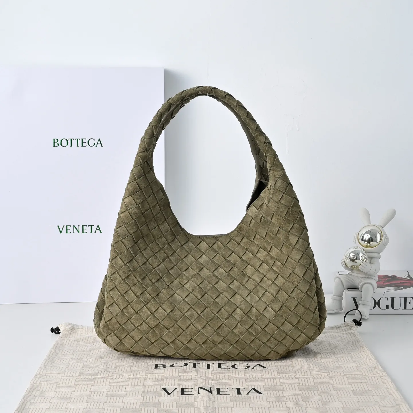 Batch 2160 BV new product suede Campana handbag The classic return of the Campana handbag is retro and charming ☄️Inspired by the classic collection of 2004🌟Each leather strip is made of two layers of Nappa lambskin🐏, showing the ultimate craftsmanship of full weaving inside and outside. The bag is super light, uses leather straps to open and close, and is equipped with a hidden magnetic buckle. It has two forms that can be switched, and the capacity is amazingly large. Whether it is for daily travel or to carry various small items✈️, it can be easily carried! Grab two hands for commuting and dating, and bring out French laziness🌤️ Model: 4249 Size: 33x20x16.5